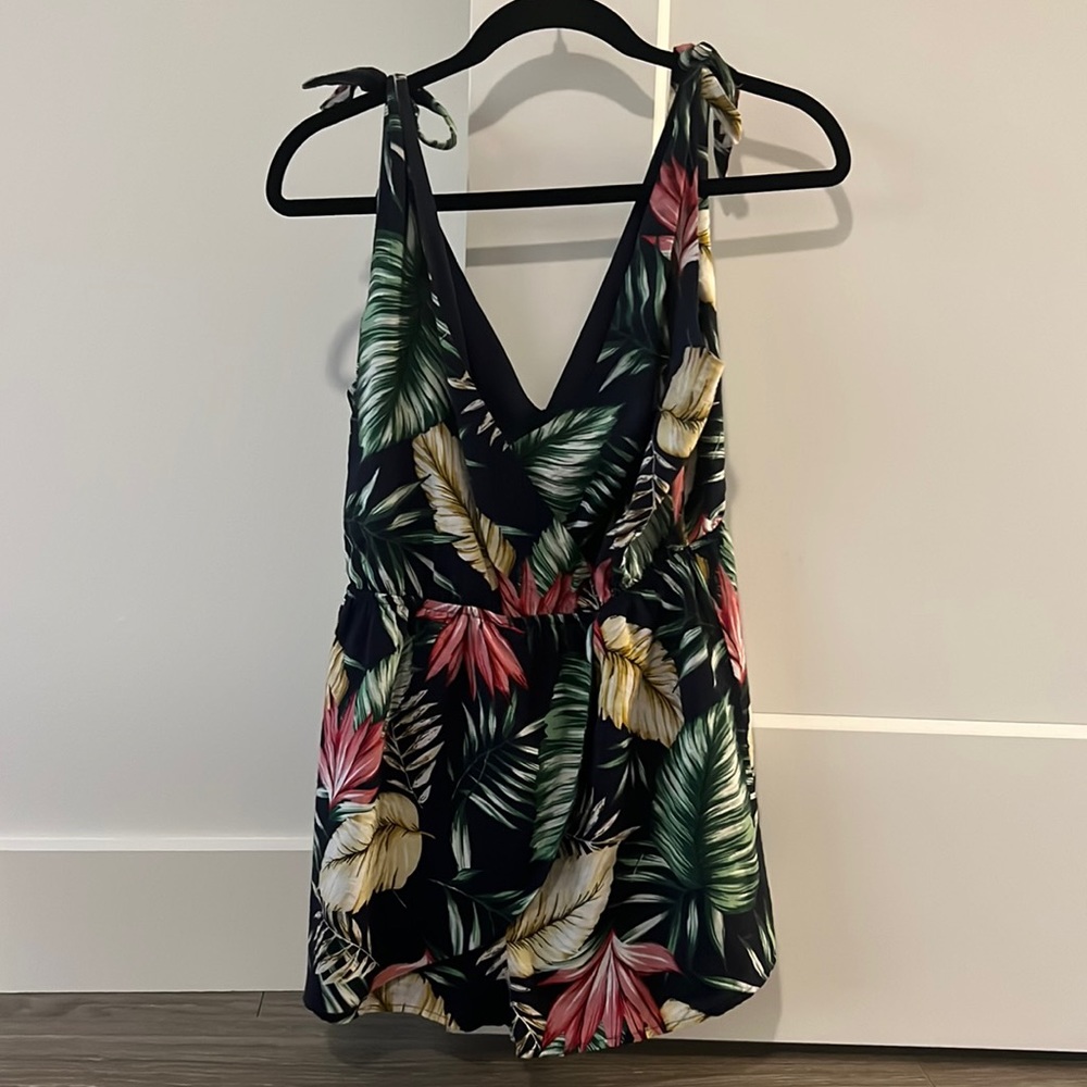 Penelope Palm Front Wrap Romper in Navy
superdown